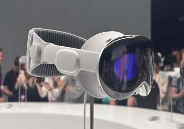 "Apple" "Vision Pro"-nun istehsalını dayandırır